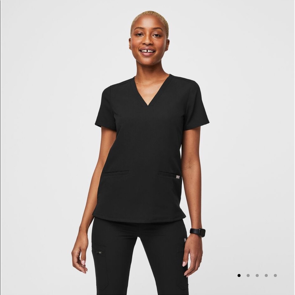 Figs Casma™ Three-Pocket Scrub Top size S color Black